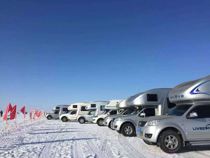 踏雪前行，房車也能雪地越野