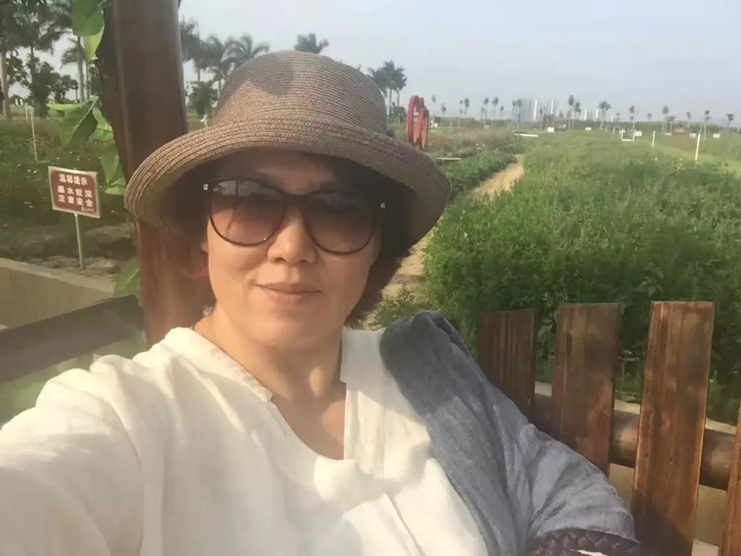 58歲的她，自駕房車旅居，一人兩犬，活成了自己喜歡的樣子