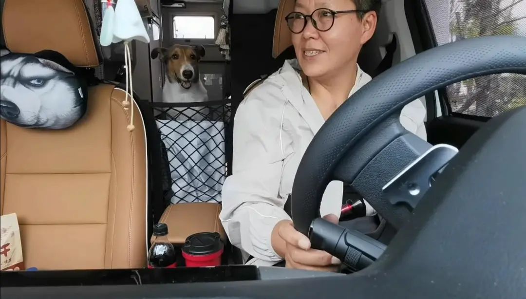 58歲的她，自駕房車旅居，一人兩犬，活成了自己喜歡的樣子